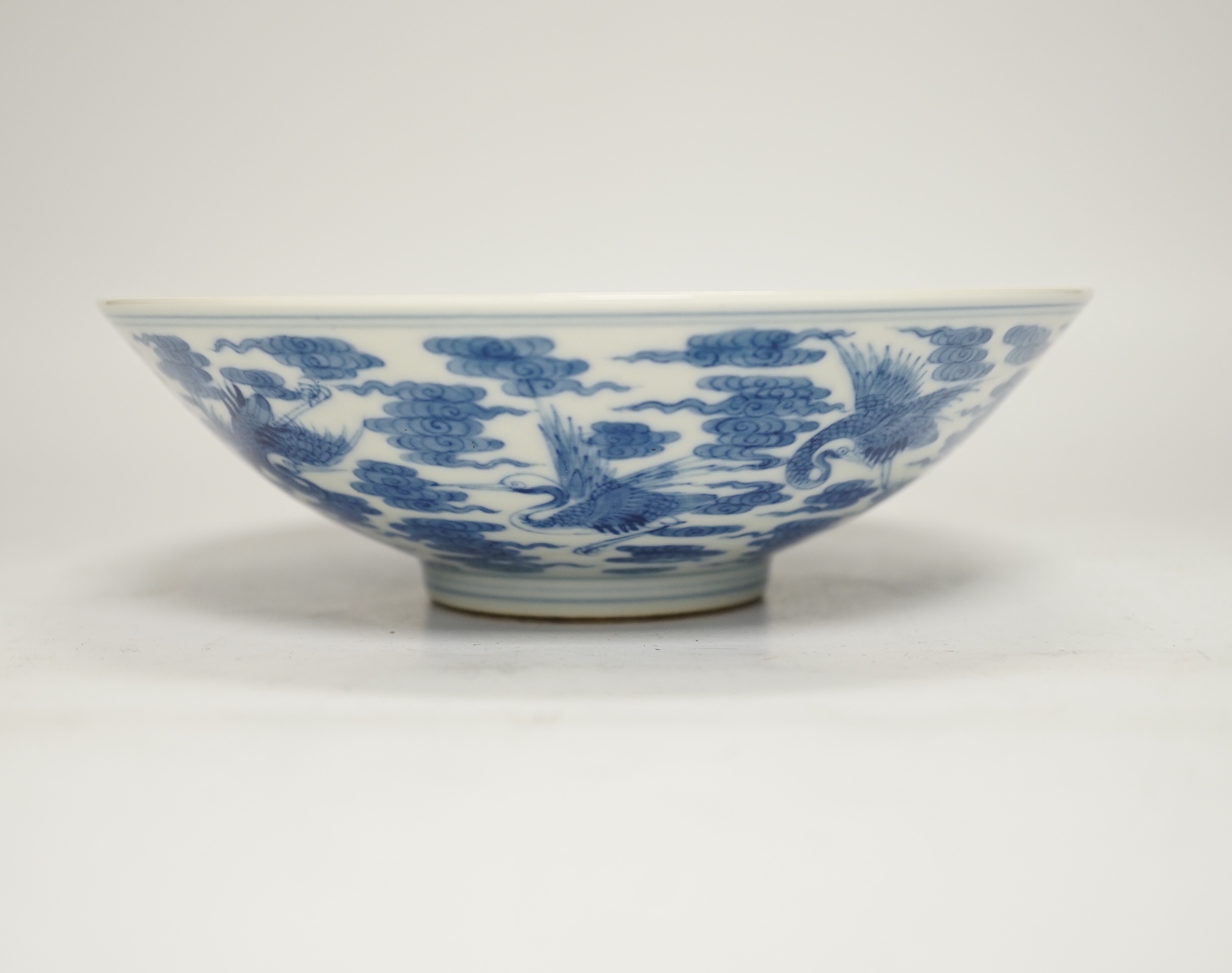 A Chinese blue and white bowl, diameter 18cm